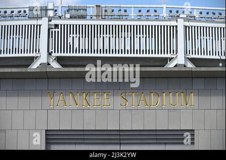 New York, Stati Uniti. 08th Apr 2022. Vista dello Yankee Stadium dalla piattaforma metropolitana a del giorno di apertura Yankee 2022, nel quartiere Bronx di New York City, NY, 8 aprile 2022. Il gioco inaugurale del 2022 dello Yankee è stato giocato contro i rivali di lunga data dei Boston Red Sox. (Foto di Anthony Behar/Sipa USA) Credit: Sipa USA/Alamy Live News Foto Stock