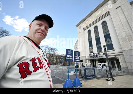 New York, Stati Uniti. 08th Apr 2022. Joe McCaffrey, fan dei Boston Red Sox, attende di entrare nello Yankee Stadium il giorno di apertura dello Yankee 2022, nel quartiere Bronx di New York City, NY, 8 aprile 2022. Il gioco inaugurale del 2022 dello Yankee è stato giocato contro i rivali di lunga data dei Boston Red Sox. (Foto di Anthony Behar/Sipa USA) Credit: Sipa USA/Alamy Live News Foto Stock