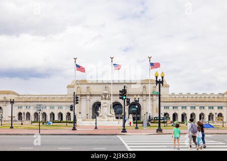 Washington DC, Apr 1 2022 - Vista in alto della Union Station con qualche tnet senza tetto Foto Stock