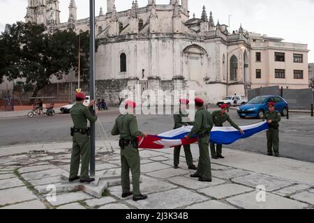 Diversi soldati piegano una bandiera cubana nel centro di l'Avana, Cuba; l'Avana, Cuba Foto Stock