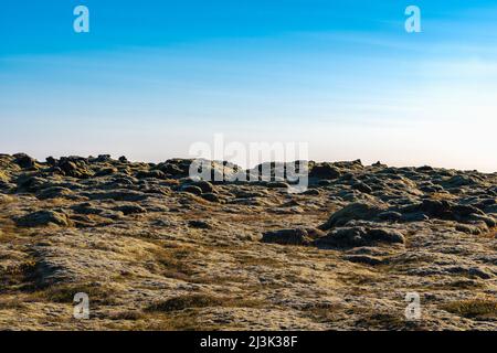 Laut den isländischen Legenden leben die verborgenen Menschen in diesen Steinen, den Elfen, Trollen und Feen Foto Stock