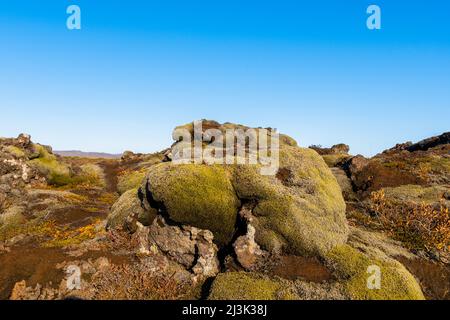 Laut den isländischen Legenden leben die verborgenen Menschen in diesen Steinen, den Elfen, Trollen und Feen Foto Stock