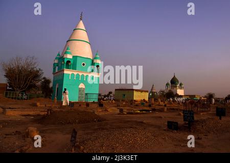 Una tipica moschea nubiana dai colori vivaci; Sudan, Africa. Foto Stock