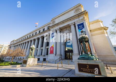 Washington DC, Apr 2 2022 - Sunny exterior view of the Smithsonian's National Postal Museum Foto Stock