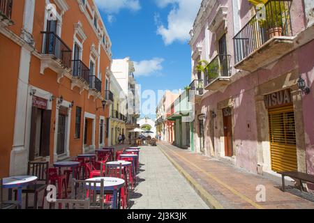 Patio del ristorante sulla strada pedonale in Calle 59, Città Vecchia di San Francisco de Campeche, Patrimonio dell'Umanità dell'UNESCO Foto Stock