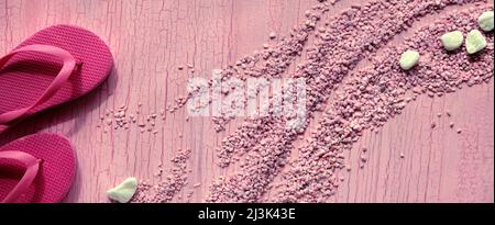 Banner panoramico, estate al mare, design monocromatico rosa. Infradito in gomma magenta, ciabatte su ciottoli. Studio Concept su sfondo testurizzato, Foto Stock