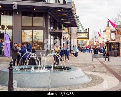 Washington DC, MAR 30 2022 - pomeriggio nuvoloso vista del Wharf Waterfront walkway Foto Stock