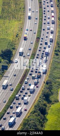 Foto aerea, volume del traffico sull'autostrada A1 a Südkamen, ingorgo di autocarri, Kamen, zona della Ruhr, Renania settentrionale-Vestfalia, Germania, Autostrada, DE, Europa Foto Stock