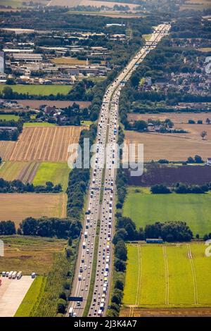 Foto aerea, volume del traffico sull'autostrada A1 a Südkamen, ingorgo di autocarri, Kamen, zona della Ruhr, Renania settentrionale-Vestfalia, Germania, Autostrada, DE, Europa Foto Stock