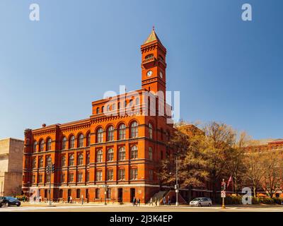 Washington DC, Apr 2 2022 - Sunny view della torre dell'orologio di Sidney R. Yates Federal Building Foto Stock