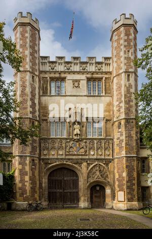 Regno Unito Inghilterra Cambridge. Il grande cancello, ingresso al Trinity College, fondata 1546 da Henry VIII. Foto Stock