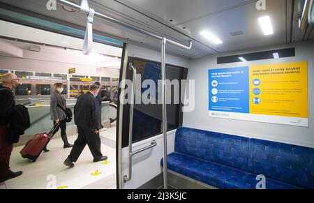 Mississauga, Canada. 8th Apr 2022. Un segnale di requisiti per i passeggeri è visto su un treno in una stazione ferroviaria leggera dell'aeroporto internazionale Pearson di Toronto a Mississauga, Ontario, Canada, il 7 aprile 2022. Il Canada ha confermato 8.260 nuovi casi COVID-19 venerdì pomeriggio, elevando il suo caseload nazionale a 3.560.826 con 37.977 morti, CTV ha riferito. Credit: Zou Zheng/Xinhua/Alamy Live News Foto Stock