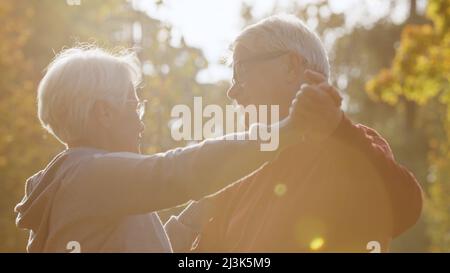 Senior caucasico coppia danza nel parco felice pensionamento concetto abbigliamento casual . Riprese a 4K° di alta qualità Foto Stock