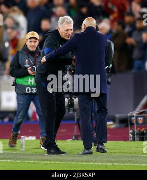 Londra, Regno Unito. 07th Apr 2022. Il manager del West Ham United David Moyes scrolla le mani con il manager di Lione Peter Bosz dopo la prima tappa della finale del quartiere della UEFA Europa League tra il West Ham United e Lione allo stadio di Londra il 7th 2022 aprile a Londra, Inghilterra. (Foto di Daniel Chesterton/phcimages.com) Credit: PHC Images/Alamy Live News Foto Stock