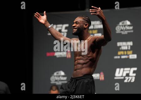 Jacksonville, Florida, JACKSONVILLE, Florida, Stati Uniti. 8th Apr 2022. JACKSONVILLE, FL - 8 aprile: Aljamain Sterling Steps on the scale for the fans at Vystar Memorial Arena for UFC 273 - Volkanovski vs The Korean - Ceremonial Weigh-ins il 8 aprile 2022 a Jacksonville, Florida, Stati Uniti. (Credit Image: © Louis Grasse/PX Imagens via ZUMA Press Wire) Credit: ZUMA Press, Inc./Alamy Live News Foto Stock