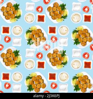 Gnocchi russi fritti con tre tipi diversi di salsa, limone e pomodoro. Gnocchi fritti con carne su sfondo quadrato blu pastello chiaro Foto Stock