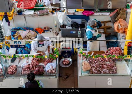 Donne che vendono carne fresca al mercato di San Camilo, Arequipa, Regione di Arequipa, Perù. Foto Stock