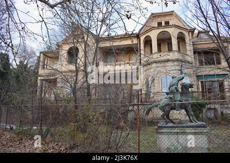 Una scultura di un cacciatore a cavallo di fronte al palazzo estivo dell'ex famiglia greca reale a Tatoi, Acharnes, Grecia Foto Stock