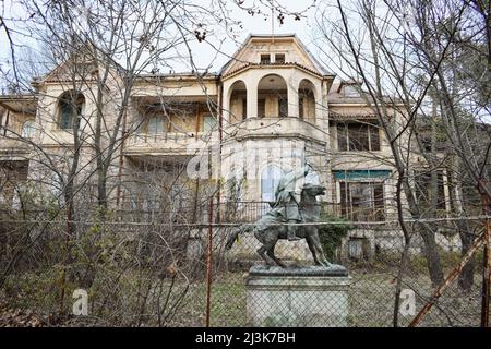 Una scultura di un cacciatore a cavallo di fronte al palazzo estivo dell'ex famiglia greca reale a Tatoi, Acharnes, Grecia Foto Stock