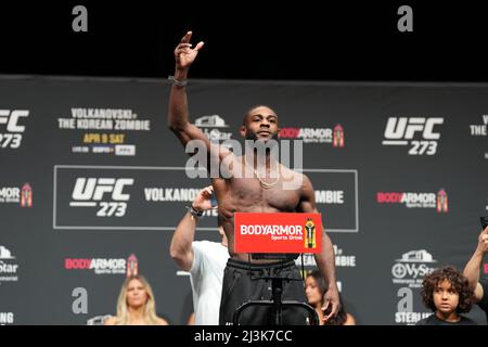 Jacksonville, Florida, JACKSONVILLE, Florida, Stati Uniti. 8th Apr 2022. JACKSONVILLE, FL - 8 aprile: Aljamain Sterling Steps on the scale for the fans at Vystar Memorial Arena for UFC 273 - Volkanovski vs The Korean - Ceremonial Weigh-ins il 8 aprile 2022 a Jacksonville, Florida, Stati Uniti. (Credit Image: © Louis Grasse/PX Imagens via ZUMA Press Wire) Credit: ZUMA Press, Inc./Alamy Live News Foto Stock