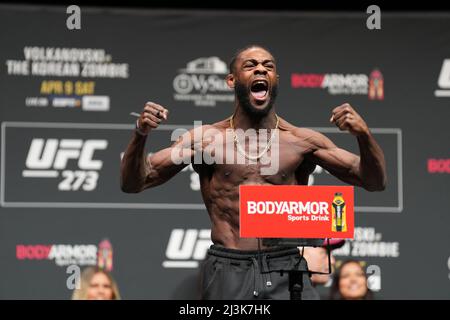 Jacksonville, Florida, JACKSONVILLE, Florida, Stati Uniti. 8th Apr 2022. JACKSONVILLE, FL - 8 aprile: Aljamain Sterling Steps on the scale for the fans at Vystar Memorial Arena for UFC 273 - Volkanovski vs The Korean - Ceremonial Weigh-ins il 8 aprile 2022 a Jacksonville, Florida, Stati Uniti. (Credit Image: © Louis Grasse/PX Imagens via ZUMA Press Wire) Credit: ZUMA Press, Inc./Alamy Live News Foto Stock