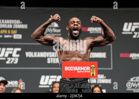 Jacksonville, Florida, JACKSONVILLE, Florida, Stati Uniti. 8th Apr 2022. JACKSONVILLE, FL - 8 aprile: Aljamain Sterling Steps on the scale for the fans at Vystar Memorial Arena for UFC 273 - Volkanovski vs The Korean - Ceremonial Weigh-ins il 8 aprile 2022 a Jacksonville, Florida, Stati Uniti. (Credit Image: © Louis Grasse/PX Imagens via ZUMA Press Wire) Credit: ZUMA Press, Inc./Alamy Live News Foto Stock