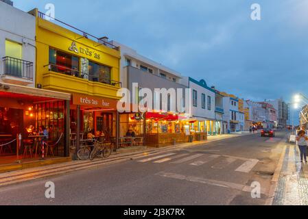 Peniche, Portogallo, 30 giugno 2021: Vista notturna del centro della città portoghese Peniche. Foto Stock