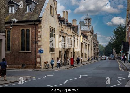 Regno Unito Inghilterra Cambridge. Il Pembroke College di Trumpington Street. Una telecamera di sicurezza in alto a sinistra. Foto Stock