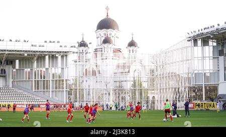 Bucarest, Romania. 08th Apr 2022. Generale all'interno dello stadio (sullo sfondo Monastero di Casin - Chiesa di Casin) durante il riscaldamento della squadra svizzera prima della partita di calcio dei Qualifier della Coppa del mondo femminile tra Romania e Svizzera allo Stadionul Arcul de Triumf di Bucarest, Romania. Daniela Porcelli /SPP Credit: SPP Sport Press Photo. /Alamy Live News Foto Stock