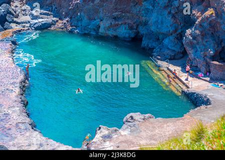 Ponta do Topo, Portogallo, 26 giugno 2021: Piscina naturale di Pontinha do Topo sull'isola di Sao Jorge nelle Azzorre, Portogallo. Foto Stock