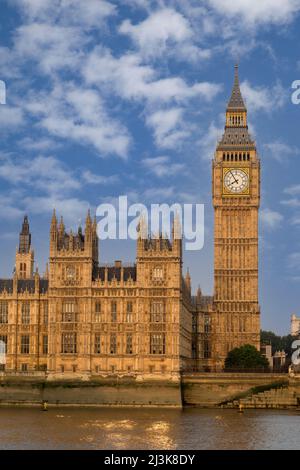 Regno Unito, Inghilterra, Londra. Big Ben, Elizabeth Tower, l'edificio del Parlamento, il fiume Tamigi. Foto Stock