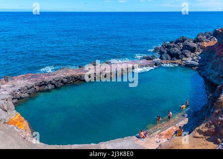 Ponta do Topo, Portogallo, 26 giugno 2021: Piscina naturale di Pontinha do Topo sull'isola di Sao Jorge nelle Azzorre, Portogallo. Foto Stock