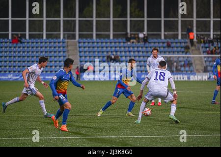 ANDORRA LA VELLA, ANDORRA : 2022 APRILE 8 : GIOCATORI IN AZIONE NELLA PARTITA DI PRIMERA RFEF FC ANDORRA 2 - 1 REAL MADRID B. Foto Stock