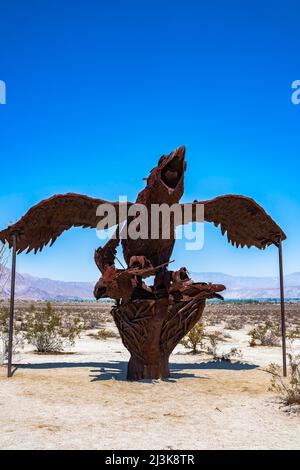La scultura in metallo "Incredible Wind God Bird" dell'artista Ricardo Breceda nei prati della Galleta a Borrega Springs, California. Foto Stock