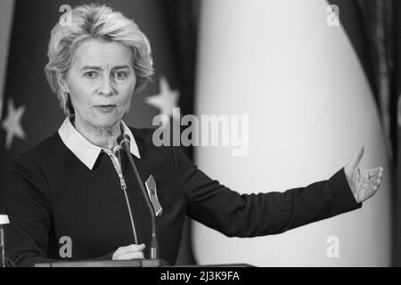 Presidente della Commissione europea Ursula von der Leyen. Il presidente della Commissione europea Ursula von der Leyen e l'Alto rappresentante dell'UE per gli affari esteri e la politica di sicurezza Josep Borrell hanno incontrato il presidente ucraino Volodymyr Zelensky a Kiev, Ucraina. Presidente della Commissione europea Ursula von der Leyen. Il Presidente Zelensky ha ringraziato l'Unione europea per il sostegno politico, finanziario e militare dell'Ucraina e ha invitato l'Unione europea a continuare ad imporre sanzioni alla Federazione russa finché non cessa le sue intenzioni aggressive. Foto Stock