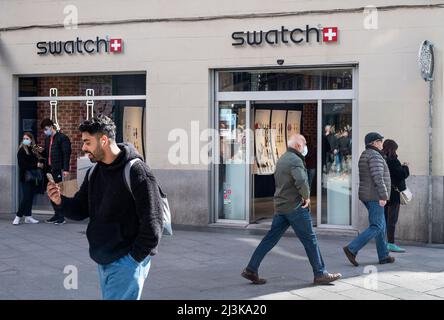 Madrid, Spagna. 30th Mar 2022. I pedoni passano davanti al negozio Swatch, una multinazionale svizzera. (Foto di Xavi Lopez/Sopa Images/Sipa USA) Credit: Sipa USA/Alamy Live News Foto Stock