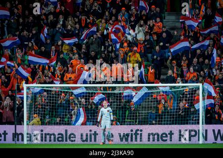 GRONINGEN - sostenitori dietro il portiere Sari van Veenendaal dei Paesi Bassi durante la partita di qualificazione della Coppa del mondo delle Donne tra Paesi Bassi e Cipro presso lo Stadio di Euroborg il 8 aprile 2022 a Groningen, Paesi Bassi. LASKER COR ANP Foto Stock