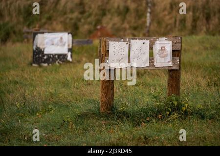 Addestramento al tiro camp con target nella foresta Foto Stock