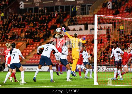 Llanelli, Galles. 8 aprile 2022. Portiere Pauline Peyraud-Magnin di Francia Donne pugna la palla chiara nonostante le attenzioni di Gemma Evans di Galles Donne durante la FIFA Women's World Cup Qualifier Group ho match tra Galles Donne e Francia Donne al Parc y Scarlets di Llanelli, Galles, Regno Unito il 8 aprile 2022. Credit: Duncan Thomas/Majestic Media. Foto Stock