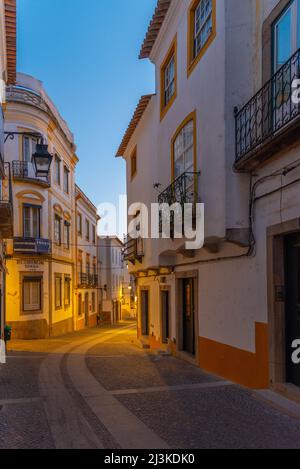 Evora, Portogallo, 14 giugno 2021: Vista notturna di una strada stretta nella città portoghese Evora. Foto Stock