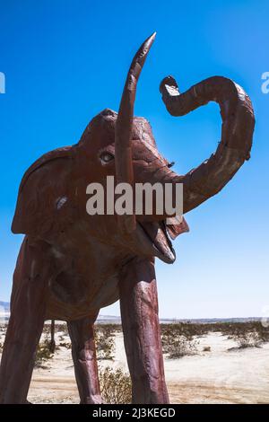 Scultura in acciaio saldata dallo scultore Ricardo Breceda nei prati della Galleta a Borrego Springa, California Foto Stock