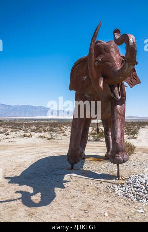 Scultura in acciaio saldata dallo scultore Ricardo Breceda nei prati della Galleta a Borrego Springa, California Foto Stock