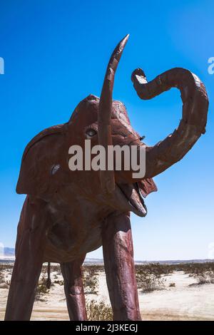 Scultura in acciaio saldata dallo scultore Ricardo Breceda nei prati della Galleta a Borrego Springa, California Foto Stock