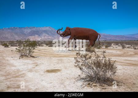 Scultura in acciaio saldata dallo scultore Ricardo Breceda nei prati della Galleta a Borrego Springa, California Foto Stock