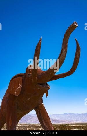 Scultura in acciaio saldata dallo scultore Ricardo Breceda nei prati della Galleta a Borrego Springa, California Foto Stock