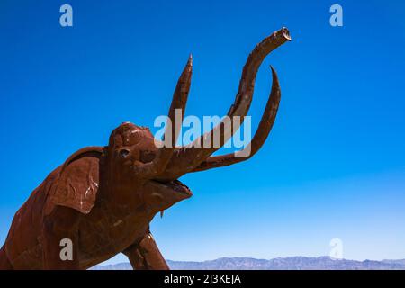 Scultura in acciaio saldata dallo scultore Ricardo Breceda nei prati della Galleta a Borrego Springa, California Foto Stock