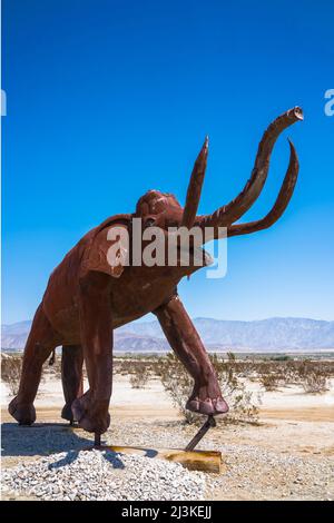 Scultura in acciaio saldata dallo scultore Ricardo Breceda nei prati della Galleta a Borrego Springa, California Foto Stock