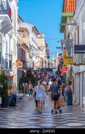 Cascais, Portogallo, 25 ottobre 2021: La gente sta passeggiando per le strette strade di Cascais in Portogallo. Foto Stock