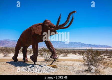 Scultura in acciaio saldata dallo scultore Ricardo Breceda nei prati della Galleta a Borrego Springa, California Foto Stock