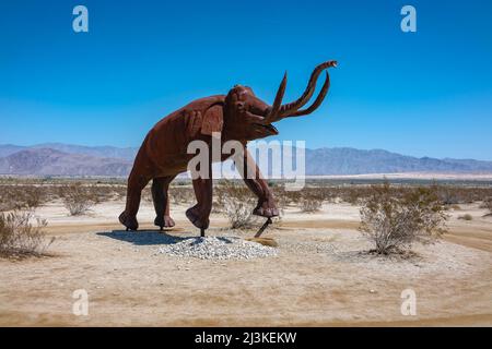 Scultura in acciaio saldata dallo scultore Ricardo Breceda nei prati della Galleta a Borrego Springa, California Foto Stock